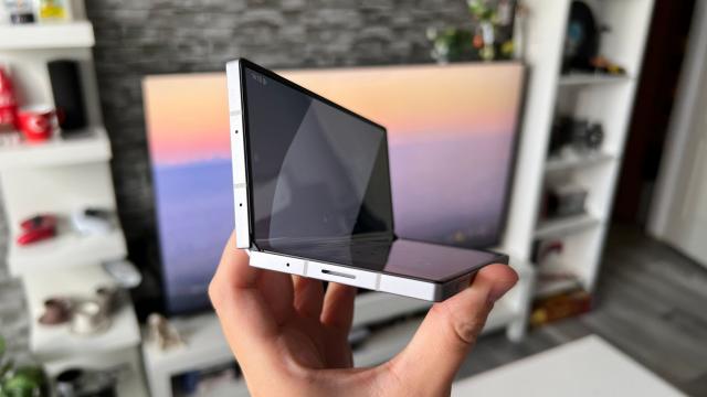 <b>Samsung Galaxy Z Fold6: Hardware de flagship veritabil, Snapdragon 8 Gen3 mai cu moț și mult RAM</b>Din punct de vedere hardware, smartphone-ul pliabil Samsung Galaxy Z Fold6 este un flagship în toată regula, astfel că la interior nu se putea afla altul decât procesorul Snapdragon 8 Gen3 