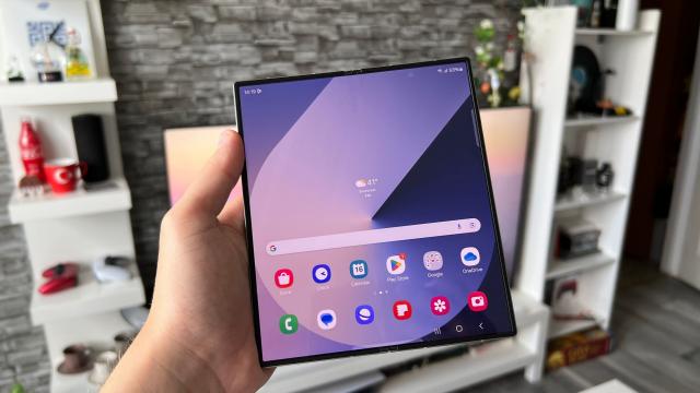 <b>Samsung Galaxy Z Fold6: În sfârșit display secundar mai lat și mai comod la typing, record de luminozitate pentru un pliabil</b>Companiile ascultă și de feedback-ul publicului și aplică modificările cerute, iar asta se întâmplă și cu Samsung Galaxy Z Fold6 care aduce în sfârșit un ecran extern mai lat și mai