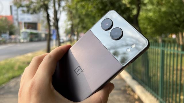 <b>OnePlus Nord 4: Camera renunță la senzorul flagship IMX890 de pe predecesor, acum cu Sony LYTIA; Schimbări în bine sau în rău?</b>Anul trecut fix în vară testam OnePlus Nord 3 și acum tot în vară a venit succesorul, OnePlus Nord 4. De această dată se pune accent mai mult pe design, iar camera pare a aduce un downgrade dacă ne gândim la faptul că Nord 3 avea