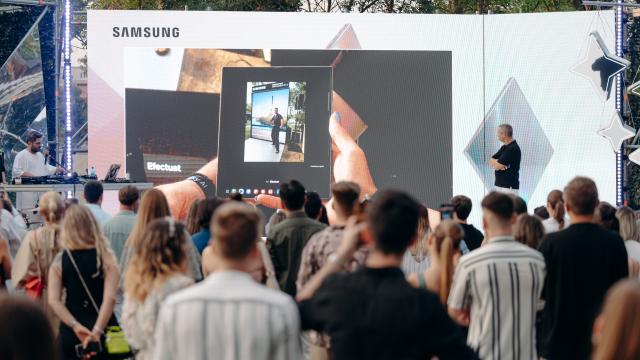 <b>Samsung lansează noile Galaxy Z Flip6 și Z Fold6 în România, eveniment la care au luat parte și peste 500 de fani</b>Samsung Electronics a organizat primul său eveniment deschis consumatorilor, marcând lansarea noilor telefoane pliabile Galaxy Z Flip6 și Z Fold6. Evenimentul, desfășurat la UNDA, a atras peste 500 de participanți din întreaga țară