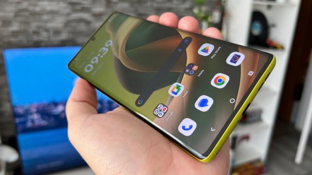 <b>Motorola moto g85: Cea mai mare transformare vizuală pentru un mid-range, acum cu ecran curbat premium</b>De departe cel mai mare upgrade este cel vizual și nu ai zice că moto g84 este predecesorul său. Acum avem un Motorola Moto g85 care se inspiră de la seria Edge 50 și aduce și în acest segment de preț de sub 1400 de lei ecranul curbat