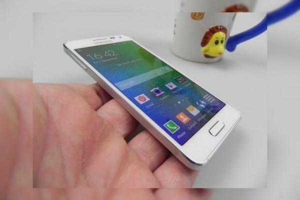 Samsung Galaxy Alpha Review: "terminatorul" Samsung trece la metale ușoare, are și aspecte nefinisate (Video)
