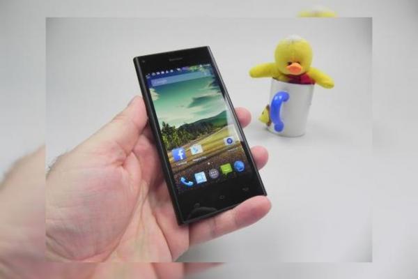 Evolio Neos Review: mai elegant decât alte modele cu preț similar, cu ecran luminos, dar și cu o cameră nesatisfăcătoare (Video)