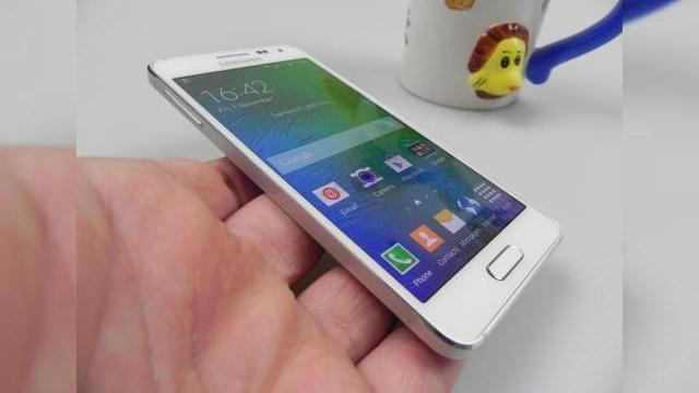 <b>Samsung Galaxy Alpha Review: "terminatorul" Samsung trece la metale ușoare, are și aspecte nefinisate (Video)</b>Samsung Galaxy Alpha reprezintă începutul unei noi ere la Samsung, era feedbackului, în care coreenii au ascultat de public și au inclus parțial metal pe handseturile lor. Acest model debutase înainte de Galaxy Note 4 și a dat tonul seriei Galaxy...