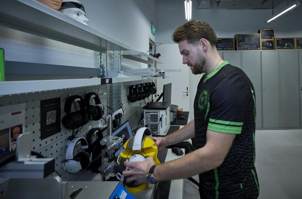 Razer lansează oficial seria BlackShark V3 Pro, căști wireless pentru esports optimizate pentru PC, PlayStation și Xbox: Niko [2025] Esport Player Razer Office Sound Chamber Engineering Room (1)_000.jpg