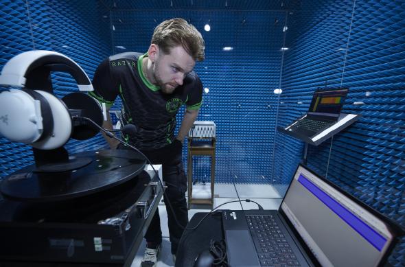 Razer lansează oficial seria BlackShark V3 Pro, căști wireless pentru esports optimizate pentru PC, PlayStation și Xbox: Niko [2025] Esport Player Razer Office Sound Chamber Engineering Room (8)_000.jpg