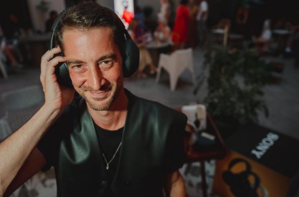 Colaborarea Sony și ESHTE transformă lansarea WH-1000XM6 într-o experiență de styling sustenabil; tehnologie audio și modă ecologică într-un singur concept: Sony x Eshte_Omar Albitar.jpg
