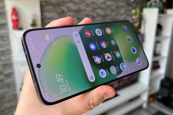 POCO F7: Cel mai mare și tare display de pe un POCO F, luminozitate de peste 1200 LUX