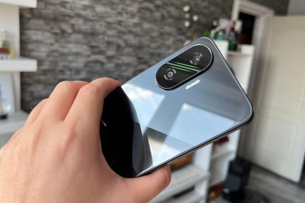 POCO F7: Camera foto pentru gameri, care oferă echilibru, closeup și bokeh de calitate
