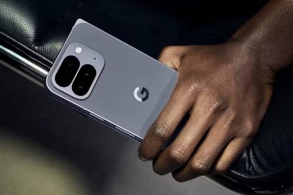 Pixel 10 Pro Fold apare în cele mai clare imagini; Evan Blass confirmă detalii și culori