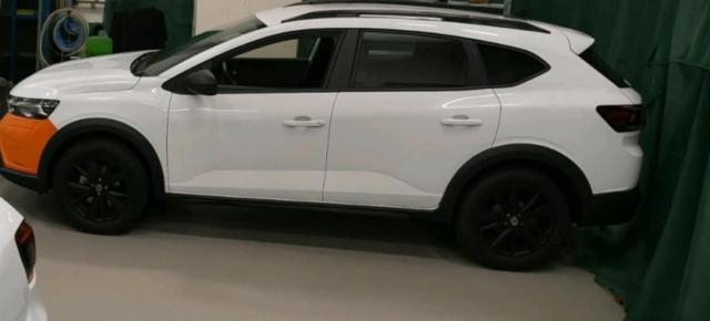 Dacia C-Neo surprinde în prima imagine fără camuflaj; Design inspirat de Sandero, dar cu aer de Skoda Scala