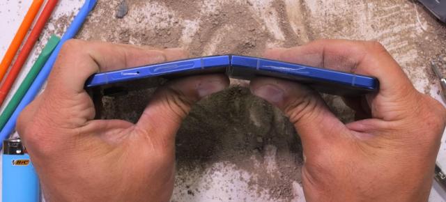 Samsung Galaxy Z Flip7 îndoit de mama focului de JerryRigEverything; Rezistă la test? (Video)
