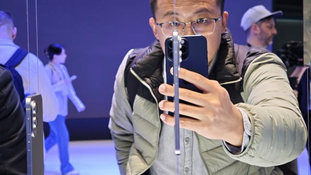 <b>Cât de mare va fi bateria lui Samsung Galaxy S26 Edge și la ce talie va ajunge? </b>Am auzit recent un zvon cu adevărat interesant, acela că Samsung vrea să îl facă pe Galaxy S26 Edge și mai subțire, ba mai mult de atât, să îi aducă și baterie mai mare. Ținând cont de faptul că actualul S25 Edge are 5.8 mm și baterie 