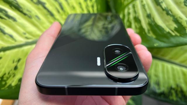 <b>POCO F7 Unboxing: telefon midrange de gaming undercover sub 2000 lei, cu CPU în premieră</b>POCO F7 a fost unul dintre cele mai solicitate la review telefoane în comentariile de pe YouTube pe canalul nostru, aşa că ne-am conformat. Lansat la final de luna iunie 2025, acest telefon aduce şi primul nostru contact cu procesorul