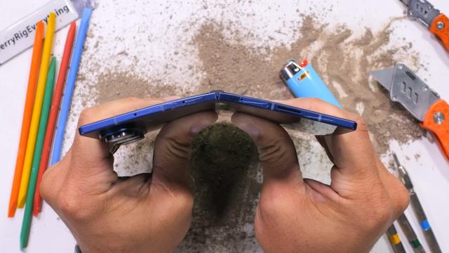 <b>Galaxy Z Fold7, sub lupa lui JerryRigEverything; Balamaua face față cu brio (Video)</b>Galaxy Z Fold7 a ajuns inevitabil pe masa de teste a lui JerryRigEverything, iar dacă ai mai văzut clipuri de-ale lui, știi deja ce urmează. Avem zgârieturi cu acele vârfuri metalice ascuțite, brichetă pentru a testa rezistența display-ului, dar