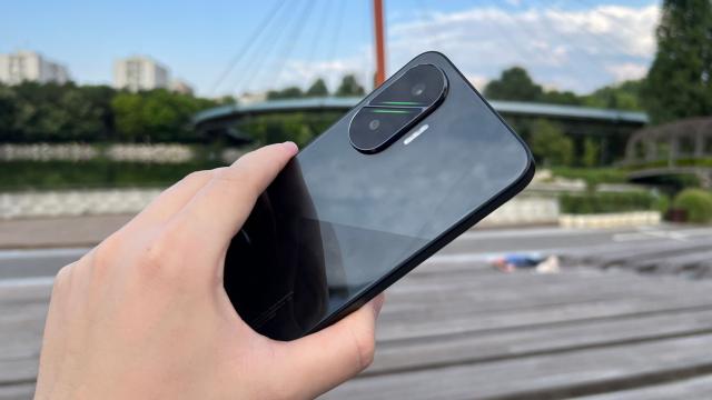 <b>POCO F7 review detaliat în limba română (evaluare Mobilissimo)</b>Telefonul cel mai cerut la Mobilissimo în această vară trebuie să fie POCO F7 și în sfârșit am pus mâna pe el pentru o recenzie detaliată așa cum v-am obișnuit. Acesta este modelul de la baza seriei F7 și se laudă cu o baterie masivă
