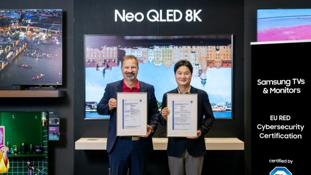 <b>Directiva RED aduce cerințe noi din august 2025; Gama Samsung de televizoare și monitoare este deja validată de TÜV SÜD pentru piața europeană</b>Samsung anunță că gama de televizoare, monitoare și display-uri comerciale din 2024–2025 respectă noile cerințe de securitate cibernetică prevăzute de Directiva europeană RED. Verificarea a fost realizată de TÜV SÜD, autoritate recunoscută la nivel intern