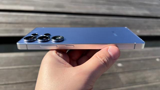 <b>Samsung Galaxy S26 Ultra mai subțire și mai ușor, dar cu ce sacrificii? Ce știm până acum despre flagship-ul din 2026?</b>Vin noi și noi vești despre flagship-ul Samsung Galaxy S26 Ultra, care nu mai este atât de departe de lansare precum credeam, debutul fiind programat pe final de ianuarie 2026. După ce în această dimineață am văzut o randare 