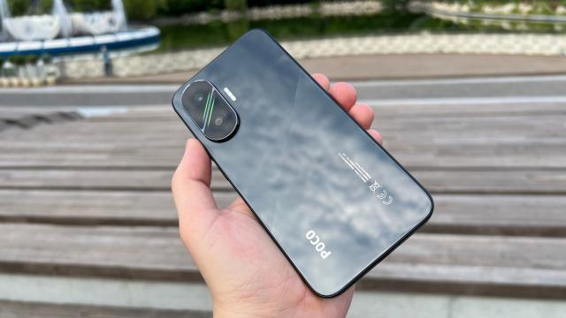 <b>POCO F7: Conectivitate de ultimă generație cu 5G, WiFi 7, Bluetooth 6.0 și de toate</b>La capitolul conectivitate POCO F7 se prezintă la fel de bine ca un flagship, sau hai să zicem în proporție de 90%, cu singura echipare mai de mid-range fiind conectorul USB Type-C de la bază care este doar 2.0. În rest avem 5G, WiFi 7