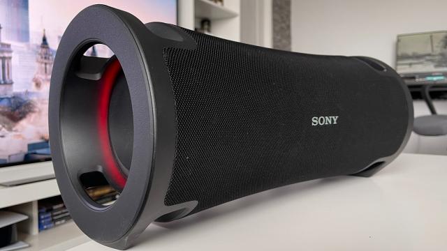 <b>RESIGILATUL ZILEI #98: Boxă Sony ULT FIELD 7 cu bass extrem, autonomie 30h și rezistență IP67 – Sunet puternic pentru petreceri oriunde</b>Am ajuns la episodul #98 din seria „RESIGILATUL ZILEI”. Azi vorbim despre o boxă portabilă care nu doar că te scoate din rutină, dar îți transformă fiecare ieșire într-un party spontan: Sony ULT FIELD 7 – cu un nume serios și un bass care se simte