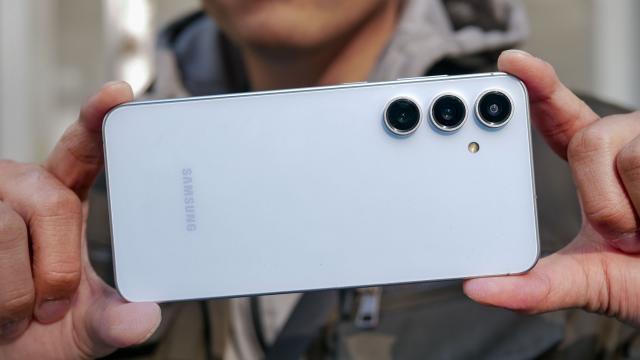 <b>Galaxy S25 FE vine mai devreme; Samsung confirmă lansări mari pentru 2025, inclusiv un smartphone triplu-pliabil</b>Samsung își ajustează calendarul de lansări și mută în față apariția modelului Galaxy S25 FE. Potrivit declarațiilor oficiale din cadrul prezentării rezultatelor financiare pe Q2 2025, varianta Fan Edition din seria Galaxy S25 ar putea fi prezentată