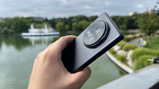 <b>Honor Magic V5: Camera de flagship adusă pe pliabil, cu ditamai periscopul pentru zoom, mod Harcourt</b>Honor merge all-in cu experiența de flagship, inclusiv la capitolul cameră, astfel că vezi aici pe Honor Magic V5 un setup foto parcă împrumutat de la un candybar. Totul vine și cu un cost, cel al modului impresionant de cameră 