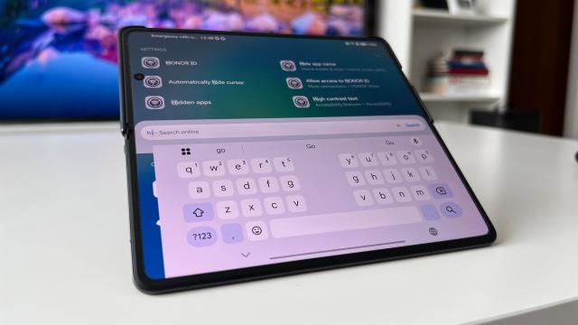 <b>Honor Magic V5: Display-uri care nu renunță la stylus, mari, luminoase și prietenoase cu ochii tăi</b>Honor Magic V5 are ceva ce Galaxy Z Fold7 nu mai are și mă refer aici la suportul pentru stylus, nu doar pentru ecranul de la interior, ci și pentru cel de la exterior. Vorbind despre un așa pliabil mare capabil să înlocuiască o tabletă