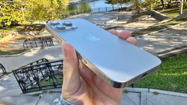 <b>Apple trece pragul de 3 miliarde de iPhone-uri livrate; Investiții masive în AI și recorduri pe servicii</b>Apple a încheiat al treilea trimestru fiscal din 2025 cu venituri de 94 de miliarde de dolari, peste așteptări. Cifrele au fost acompaniate de câteva declarații notabile din partea CEO-ului Tim Cook. Una dintre cele mai importante realizări: compania