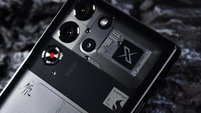 <b>Top AnTuTu telefoane flagship iulie 2025: RedMagic 10S Pro+ revine pe primul loc, Snapdragon 8 Elite domină podiumul</b>După topul tabletelor AnTuTu din iulie, vine rândul clasamentului pentru telefoane flagship. Așa cum era de așteptat, luna a fost una calmă: producătorii își pregătesc lansările pentru septembrie, odată cu noile procesoare Snapdragon și Dimensity. În cons