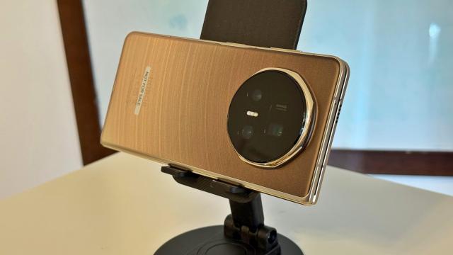 <b>HONOR Magic V5 primele impresii şi comparaţie cu Galaxy Z Fold7: bateria face diferenţa (Video)</b>HONOR Magic V5 s-a poziţionat din prima secundă ca rival abitir pentru Samsung Galaxy Z Fold7 şi această categorisire îl va părăsi greu. E drept că şi creatorul său îl tot compara cu marele rival şi creează virale pe această temă
