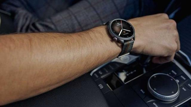 <b>RESIGILATUL ZILEI #100: Smartwatch-ul Amazfit Balance – partenerul perfect pentru sănătate fizică și mentală, cu AI integrat și NFC pentru plăți rapide</b>Suntem la episodul #100 din seria „RESIGILATUL ZILEI”, unde căutăm în fiecare zi combinația perfectă între tehnologie de calitate și bani cheltuiți cu cap. Astăzi ne oprim la un smartwatch care promite echilibru între funcții avansate și autonomie uriașă