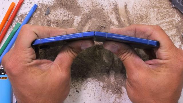 <b>Samsung Galaxy Z Flip7 îndoit de mama focului de JerryRigEverything; Rezistă la test? (Video)</b>După testul lui JerryRigEverything pentru rezistenţa lui Samsung Galaxy Z Fold7, acum e rândul lui Samsung Galaxy Z Flip7. Acolo unde Galaxy Z Fold7 a făcut faţă cu brio, Flip-ul se dovedeşte ceva mai vulnerabil.