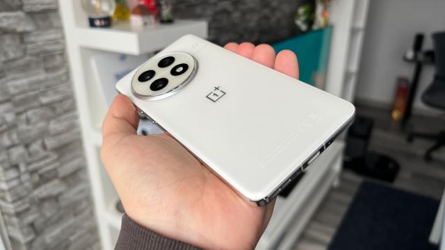 <b>Schimbări mari la orizont pentru flagship-ul OnePlus 15, inclusiv la design și fără branding Hasselblad</b>Veștile nu sunt tocmai bune în ceea ce îl privește pe OnePlus 15, un telefon care devine mai puțin flagship decât era până acum. Zvonacul Digital Chat Station ne dezvăluie astăzi că următorul model high-end din portofoliul OnePlus 