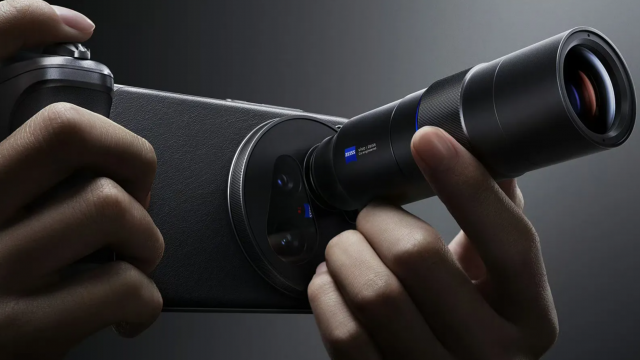 <b>Medalie de argint! Vivo X200 Ultra primeşte notă MARE de la DxOMark; Ce ştie camera sa?</b>Vivo X200 Ultra era cât pe ce să răstoarne clasamentul camerelor de telefoane din DxOMark şi iată-l cocoţat direct pe locul 2 în clasament. Acolo tronează OPPO Find X8 Ultra drept campion din aprilie 2025, după un an de supremaţie a lui Huawei Pura 70..