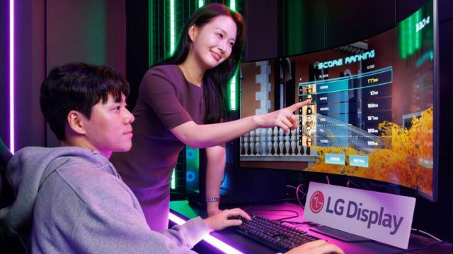 <b>LG a lansat un monitor cu refresh rate pantagruelic: 720 Hz şi panou OLED</b>Credeam că e impresionant că există monitoare de 500 sau 600 Hz, dar iată că acum trecem la un alt nivel. LG tocmai a prezentat o serie de panouri OLED revoluţionare în Seoul, printre care şi un monitor de 27 inch cu refresh rate uriaş de 720 Hz