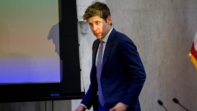 <b>GPT-4o revine în platformă la doar o zi după lansarea GPT-5; Utilizatorii au acuzat răspunsuri „seci” și mai slabe</b>OpenAI a revenit asupra deciziei și a readus modelul GPT-4o în platformă, la doar o zi după ce valul de reacții negative provocat de lansarea GPT-5 fusese deja subiect de discuție, inclusiv în articolul nostru de ieri despre situație. Mulți utilizatori..