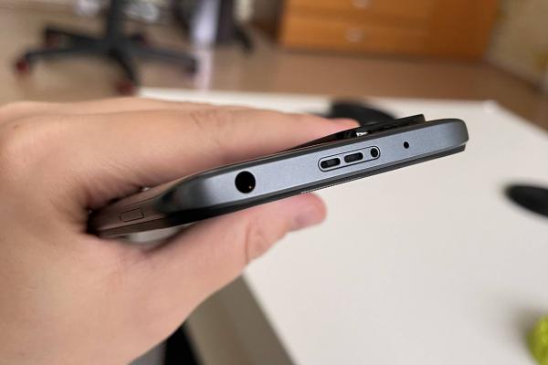 Redmi 10: Acustică stereo bogată cu difuzoare "reale", separate de earpiece-ul pentru convorbiri