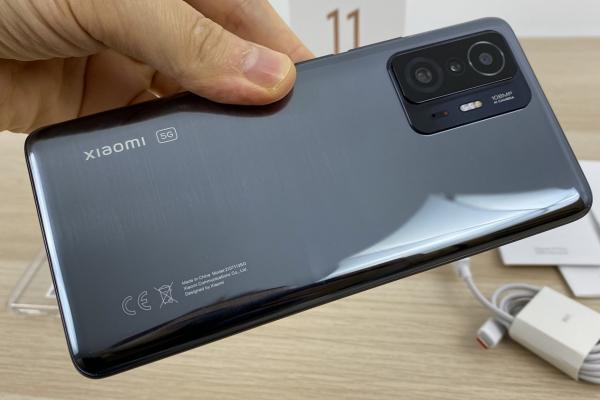 Xiaomi 11T Pro: Design oarecum clasic, cu spate oglindă şi priză bună