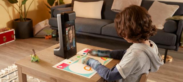 Amazon Glow este un dispozitiv pentru copii cu funcție de apelare video și proiector interactiv integrat