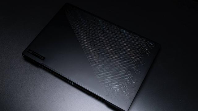 <b>ASUS ROG ZEPHYRUS M16 GU603 Review: laptop-ul care-ți poate face telefonul să crape de invidie</b>Lupta cu pixelii și milisecundele nu este deloc ușoară, chiar dacă este vorba de jocuri, iar gamerii, prin natura lor, sunt creaturi extrem de competitive, pentru care ideea darwiniană că „supraviețuiește cel mai bine adaptat”
