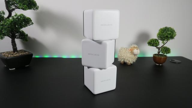 <b>Prezentare Mercusys Halo H50G (3-pack) - Sistem Wi-Fi Mesh cu design atrăgător, acoperire de până la 550 m² și configurare facilă prin aplicație</b>Sistemele Mesh au devenit tot mai populare în rândurile celor ce caută o soluție pentru a-și extinde raza de acțiune a rețelei WiFi, fiind ideale pentru case sau apartamente mari. În urmă cu câteva zile un astfel de sistem a sosit la mine, cunoscut