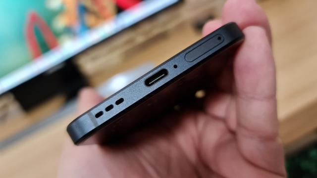 <b>OPPO Reno6 5G: Baterie pe care te poţi baza, se încarcă în jumătate de oră</b>OPPO Reno6 5G pare a păstra aceeaşi baterie ca şi predecesorul Reno5 5G, una de 4300 mAh, tot cu încărcare SuperVOOC 2.0 la 65W. Ni se promite pe hârtie că vom ajunge de la zero la 100% în 35 de minute, iar cu o încărcare de 5 minute avem