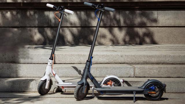 <b>Xiaomi Mi Electric Scooter 3 ajunge în România: trotineta electrică cu siguranţă crescută, motor de 600W</b>Xiaomi Mi Electric Scooter 3 se numără printre produsele lansate în România de către Xiaomi astăzi (alături de Xiaomi 11T, 11T Pro) şi este o trotinetă pentru cei aflaţi mereu în mişcare. E gândit pentru experienţe de mobilitate 