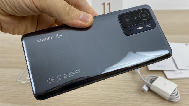 <b>Xiaomi 11T Pro: Design oarecum clasic, cu spate oglindă şi priză bună</b>Xiaomi 11T Pro se abate de la designul "Yin Yang" al camerelor de pe seria Xiaomi Mi 11, preferând abordarea pe care am poreclit-o "Walkman" pentru cameră, cu doi senzori cu lentile mari, într-un ansamblu dreptunghiular. În spate găsim un panou din sticlă