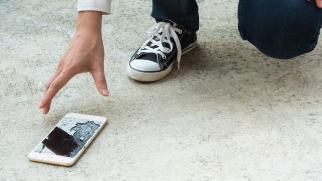 <b>Un nou material polimeric auto reparabil v-ar putea scăpa de ecrane sparte pe smartphone</b>Oricât de multe funcții și dotări de top ar aduce un smartphone la pachet tot are un punct slab, cel al ecranului care se sparge mult prea ușor. În viitor și acest capitol va rezolvat dacă tehnologia pusă la cale de către cercetătorii 