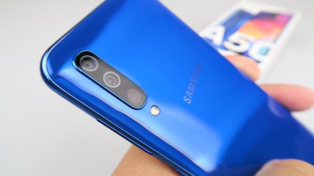 <b>Preț și disponibilitate Samsung Galaxy A50 în România</b>La doar câteva momente de la prezentarea articolului cu prețurile practicate în India pentru smartphone-ul Samsung Galaxy A50, cel în care ne dădeam cu presupusul și cu privire la suma la care va ajunge device-ul la noi, iată că se întâmplă