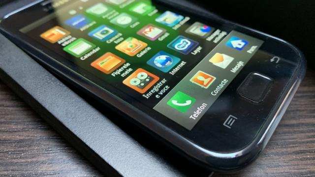 <b>Istoria lui Android cu Radu: Episodul #3: Android 2.1, 2.2 Froyo şi telefoanele hit cu aceste platforme</b>După ce am început timid cu un serial "Android cu Radu" şi aţi aflat de la ce vine numele Android şi cine e fondatorul său, am trecut apoi prin Alpha, Beta şi Android 1.1. Am urcat la Android 1.5 şi 1.6, trecând prin 