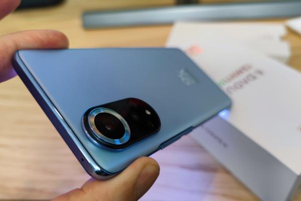 Huawei nova 9 unboxing: revenirea Huawei cu un telefon chipeş, cu ecran OLED la 120 Hz (Video)