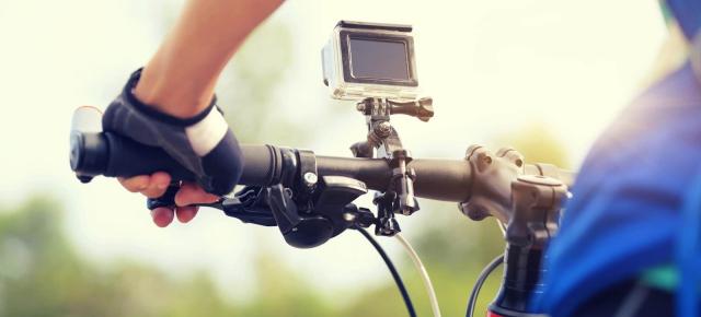 E LUNI e AMAZON: Azi vă recomandăm o cameră de acțiune accesibilă, cu o mulțime de accesorii la pachet, ce poate filma 4K