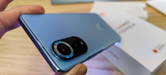 Huawei nova 9 unboxing: revenirea Huawei cu un telefon chipeş, cu ecran OLED la 120 Hz (Video)